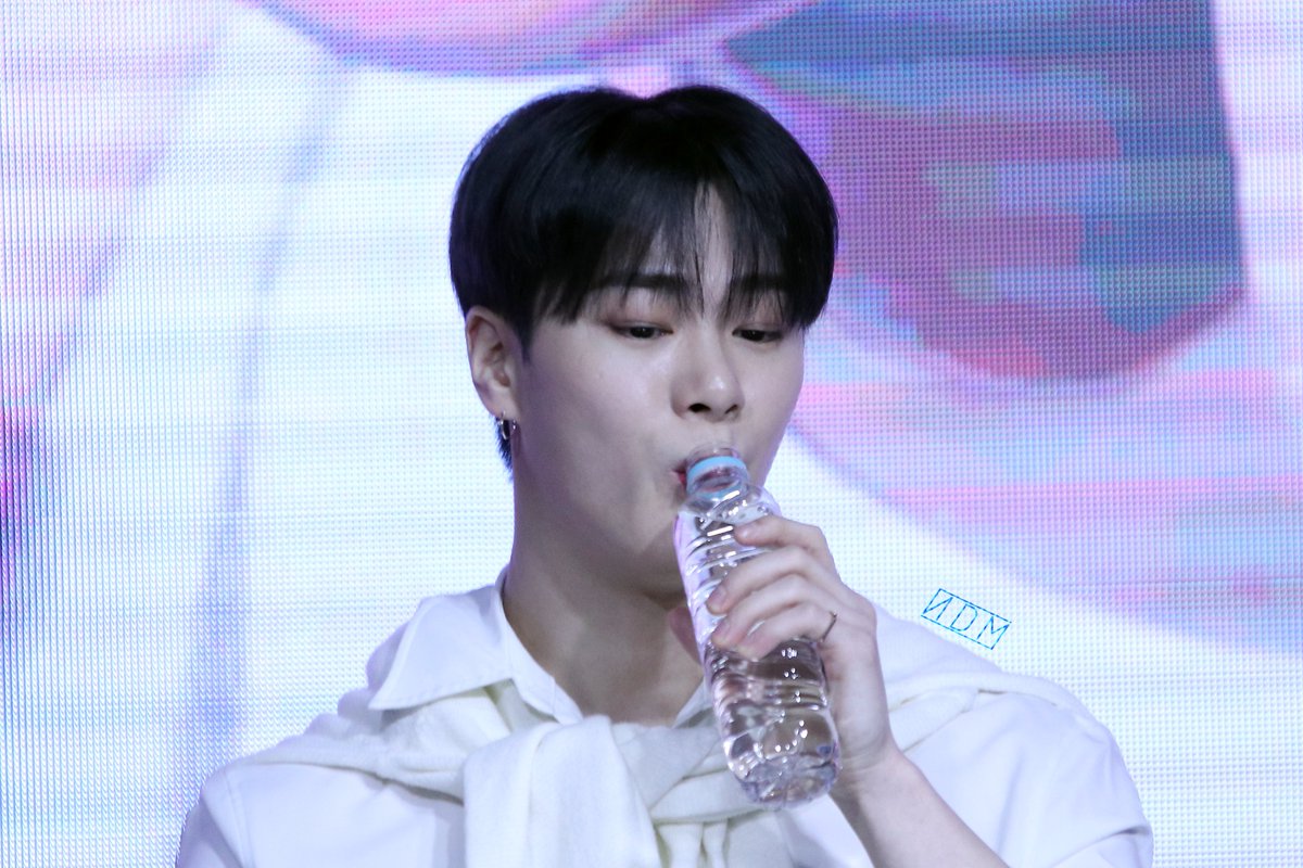 __N_D_M__'s tweet photo. 230201 GIVERNY × MOONBIN FAN SIGN EVENT
#아스트로 #ASTRO #문빈 #MOONBIN

Look at his lips drinking water using a plastic bottle. Sooooo CUTE https://t.co/O9LjZtfNXH