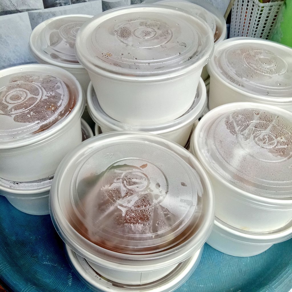 annisa_it's tweet photo. Menu makanannya mie ayam buatan ibu gue hahaha. Lumayan 30 porsi, macem jualan lagi nih 🤣 https://t.co/RsTkm8ubgW