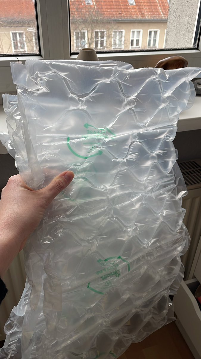 seutendeern's tweet image. Opening a package and being happy about the amount of bubble wrap that was put in there #meinanutshell