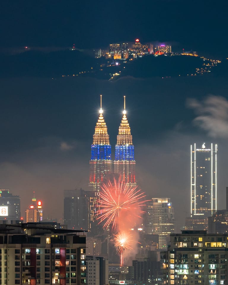 anthraxxxx's tweet photo. Genting and KLCC https://t.co/yhJBuGsAb4