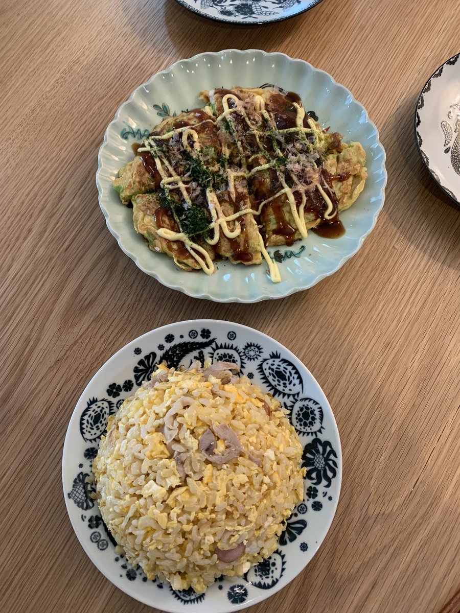 meme102629's tweet photo. 今日は夫がご飯担当。昼はお好み焼きとチャーハン、夜は塩ホイコーロー。料理が上手になってる。ありがてえ〜 https://t.co/dDVdc6lIoK