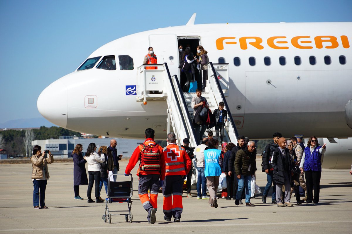 JaviGuede's tweet photo. El ERIE de Asistencia Sanitaria con personal de medicina, enfermería, TES y socorristas de @emergenciasCREM dio apoyo sanitario ayer ante la llegada a Torrejón de 89 personas sirias procedentes de Turquía reasentadas debido al terremoto. Varias asistencias pero ningún traslado. https://t.co/diSQKGpecb