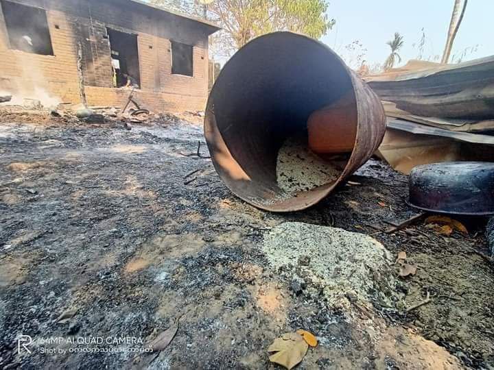 zawmoethant71's tweet photo. The terrorist military group raided, looted, & burned the village of #TeTaw since on March 1.
#WhatsHappeninglnMyanmar https://t.co/WtEp4EhHYE