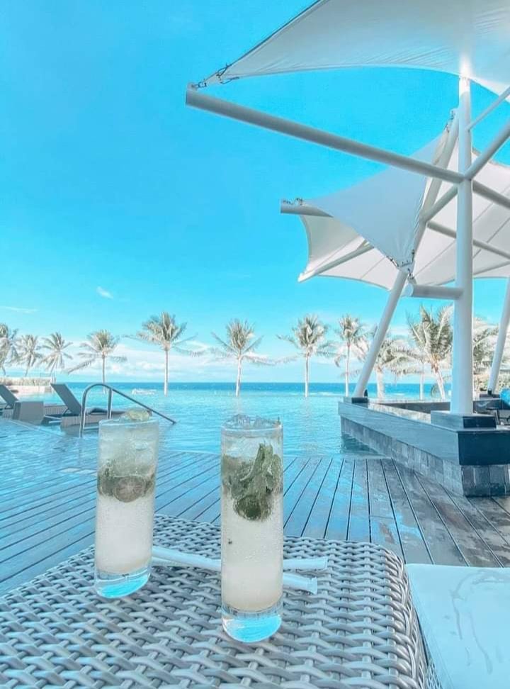 imranSa11984161's tweet photo. CHILLAXING : MODALA BEACH RESORT, BOHOL : Chilling by the pool side at this newly opened Hotel within the Open air mall in Moadto Strip Mall. Nice concept and chill with some good Cocktails! #G8 #ModalaBeachResort #MoadroStipMall #Panglao #Bohol #Chillax #poolside #Philippines https://t.co/mKdCUctnlo
