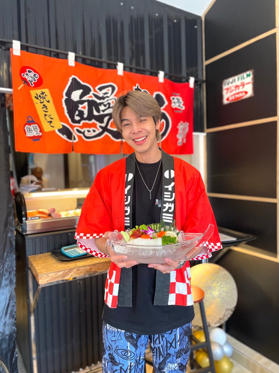 CharuwanJib's tweet photo. เด็กเสิร์ฟที่ร้านคนใหม่ อิอิ ❤️❤️❤️ อยู่หลายวันมาช่วยงานพี่ๆ ซะดีๆ😁😁😁 #NooJobby https://t.co/v3fW67GHH3