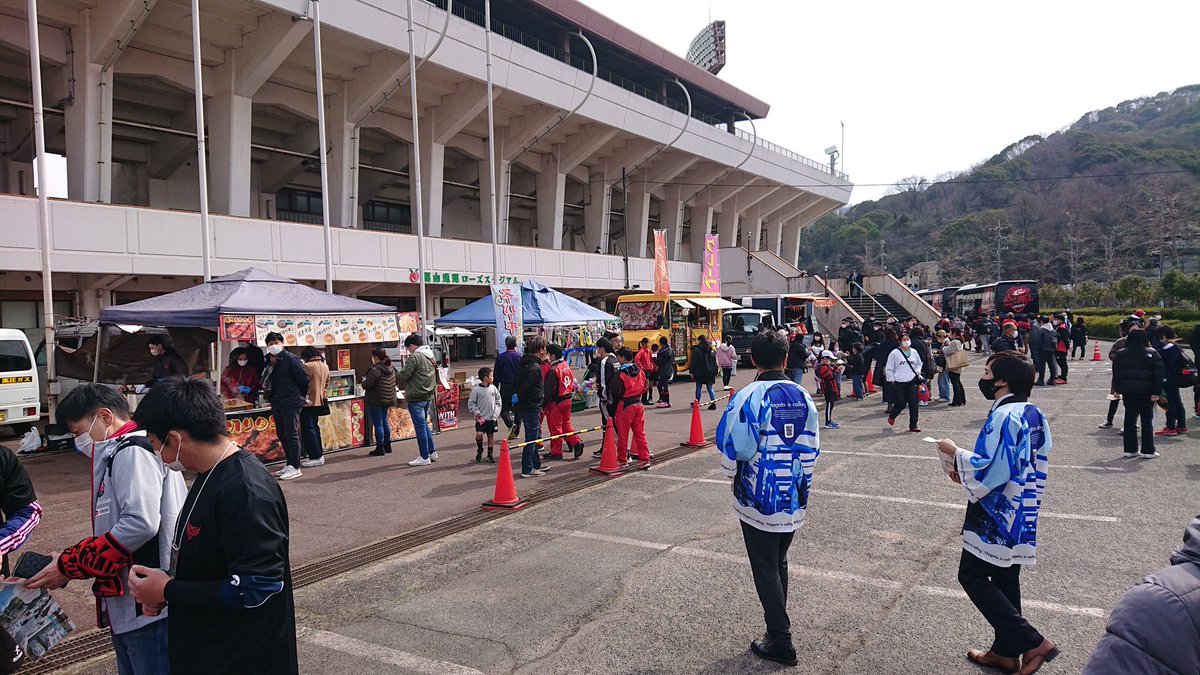 RcFukuyama's tweet photo. 昨日、#マツダスカイアクティブズ広島 vs. #NTTドコモレッドハリケーンズ の試合がありました。#福山クラブ は運営のお手伝いをしました。大盛況の1日でした。
#福山市 #福山ラグビー #福山通運ローズスタジアム #竹ヶ端運動公園 #世界バラ会議 #GOWITH #山手町はね踊り保存会 #デリカッセンHIRO https://t.co/cKb1nVlnZ0