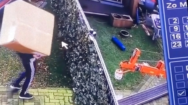 skoften's tweet image. PostNL-bezorger is helemaal klaar met mensen die wél bestellen maar niét thuis zijn #bezorger #postnl #pakket #schutting #cctv dlvr.it/SkNt5N