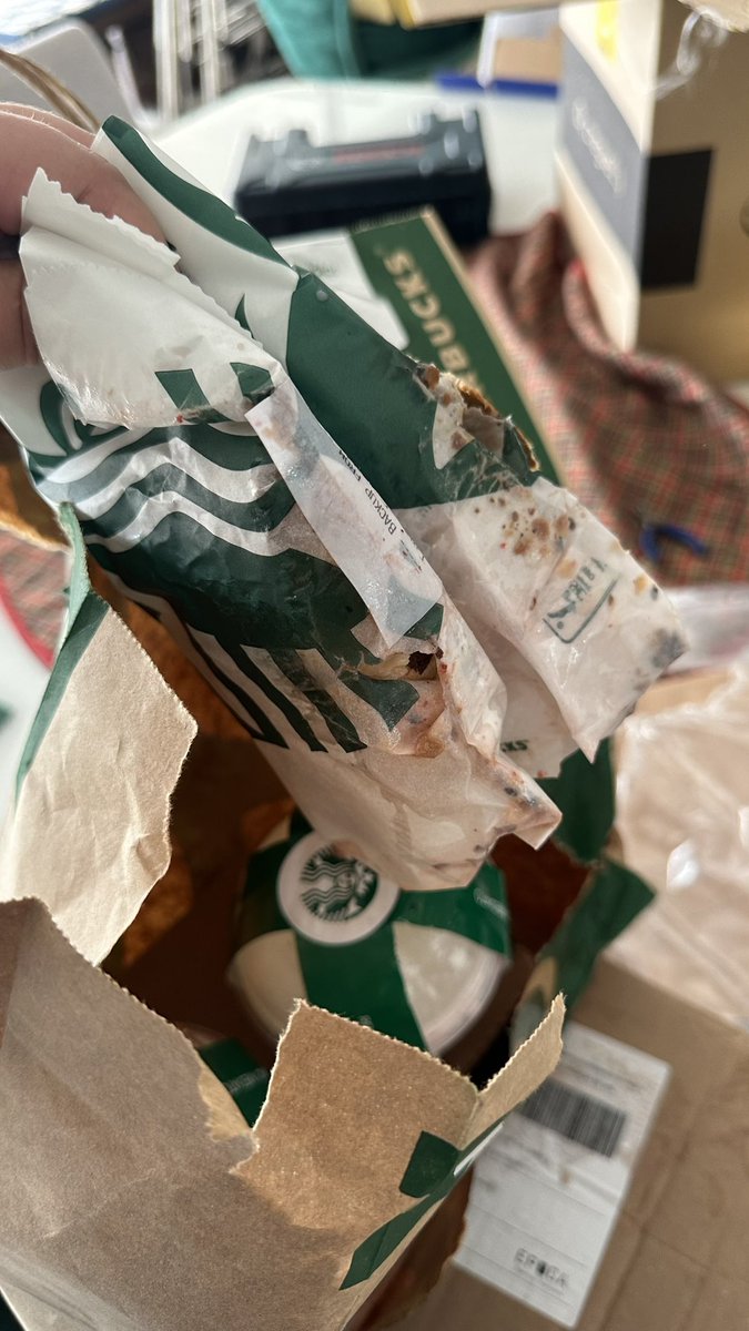 lochurchmakeup's tweet photo. Ai @RappiBrasil me ajuda né. Recebi meu pedido do @StarbucksBrasil desse jeito e não recebo reembolso integral porque “ai tem as taxas do app”. Pagar por esse atendimento de merda? Por esse pedido que foi direto pro lixo? Mesmo? Atendimento PÉSSIMO! Taxa paga pra quê???? Lixo https://t.co/lwIyUDUghB