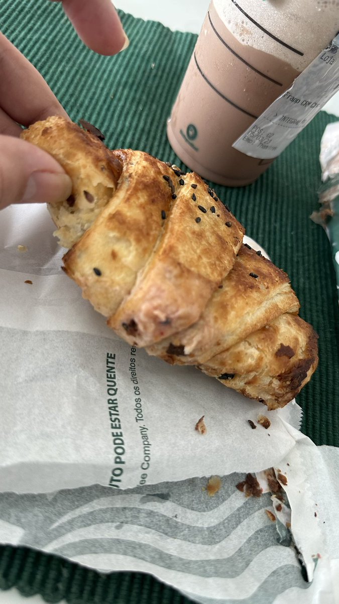 lochurchmakeup's tweet photo. Ai @RappiBrasil me ajuda né. Recebi meu pedido do @StarbucksBrasil desse jeito e não recebo reembolso integral porque “ai tem as taxas do app”. Pagar por esse atendimento de merda? Por esse pedido que foi direto pro lixo? Mesmo? Atendimento PÉSSIMO! Taxa paga pra quê???? Lixo https://t.co/lwIyUDUghB
