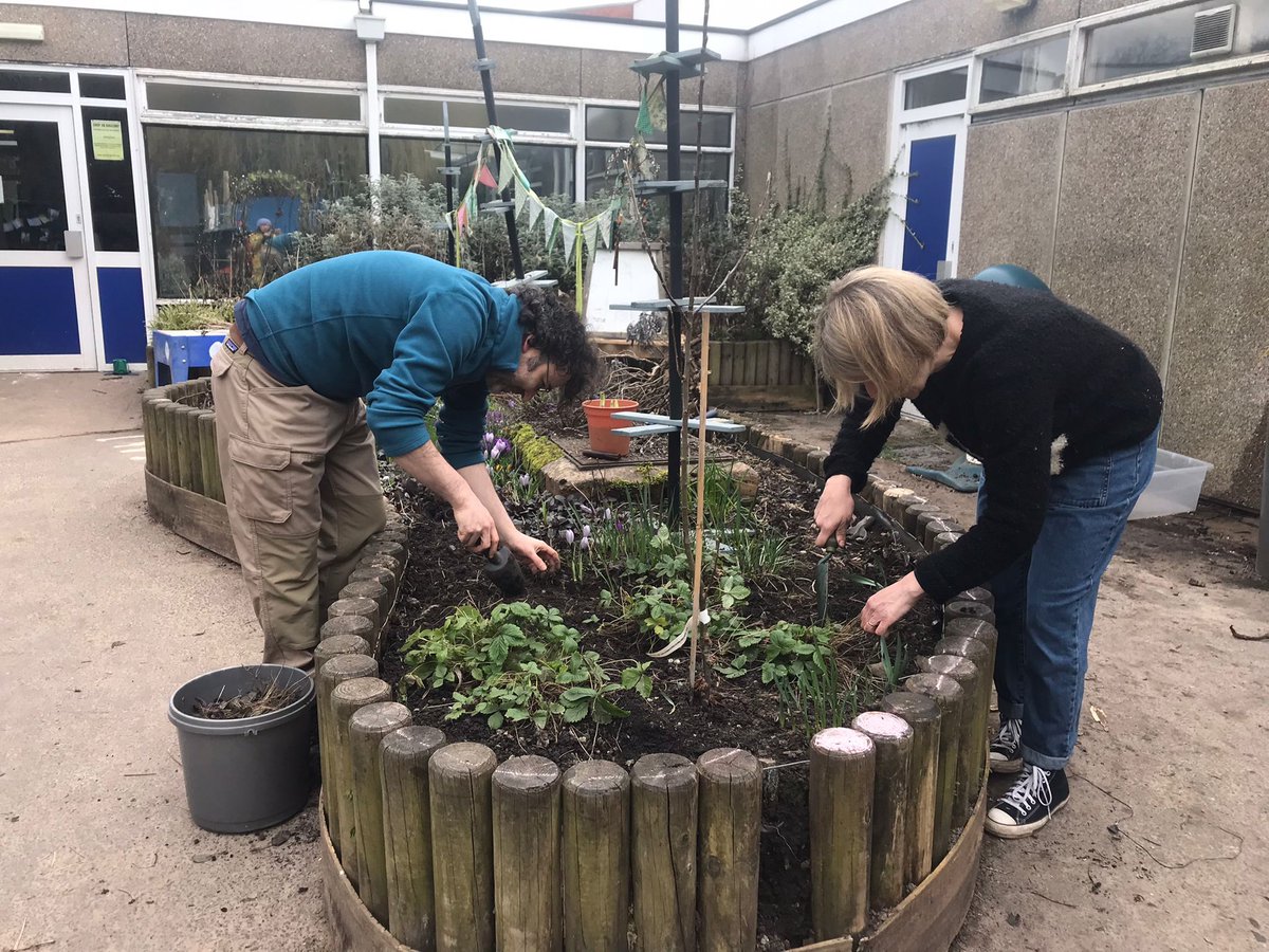 AllotmentDen's tweet photo. Thankyou @BrookburnP families for coming down to our den day. The allotment is now ready for planting, the EYFS garden has been given a bit of a tidy and the sandpit has been topped up. Our next den day is 22 April. @BrookburnPTA https://t.co/LshgtHfuJp