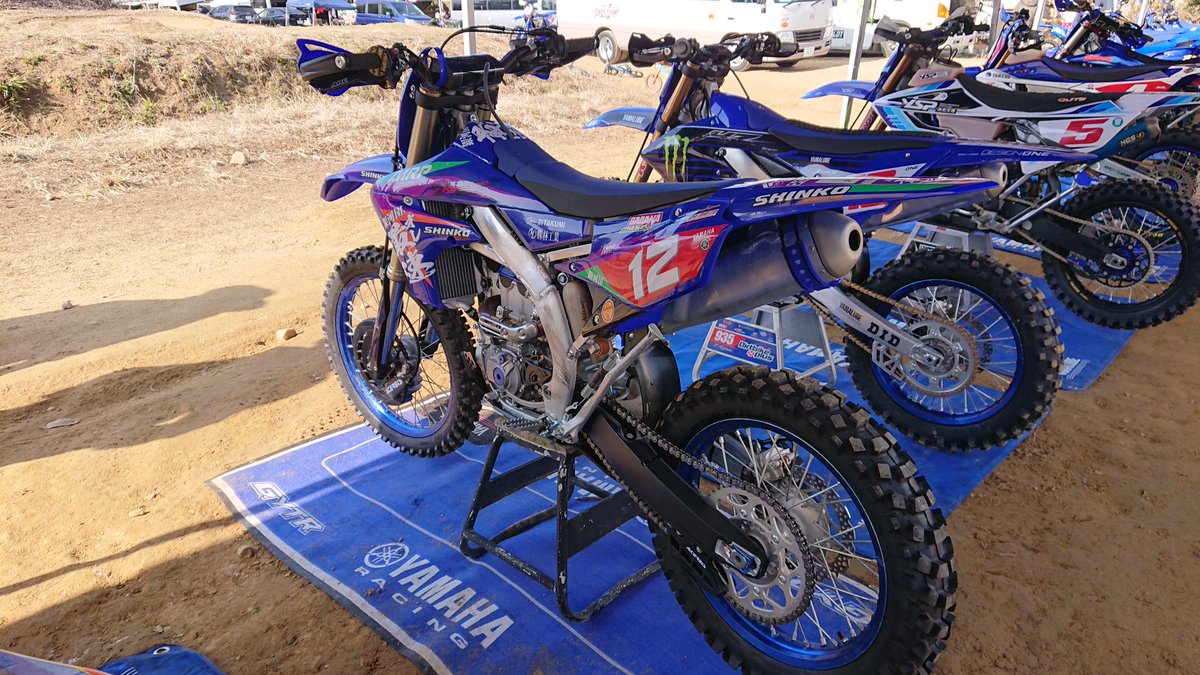 yz125gingaman1's tweet photo. JNCC開幕戦大阪大会お疲れさまでした！
COMP総合10位、AA2クラス4位にて完走致しました！
最後の最後でミスがありましたが、最高の走りができました😆
各スポンサー様、YAMAHAスタッフの皆様本当に有り難う御座いました！
今回は彼女の家族と友人も応援に来てくれました！
有り難う御座いました！ https://t.co/4qUaiam8Jr