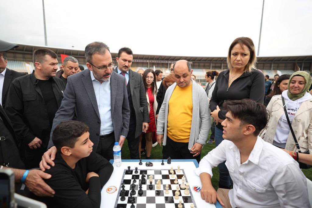 Antalya’da depremden etkilenen gençlerimiz için hazırladığımız etkinlik alanını ziyaret ettik. Tüm çabamız gençlerimizin bu zor günleri daha kolay atlatabilmesi için…