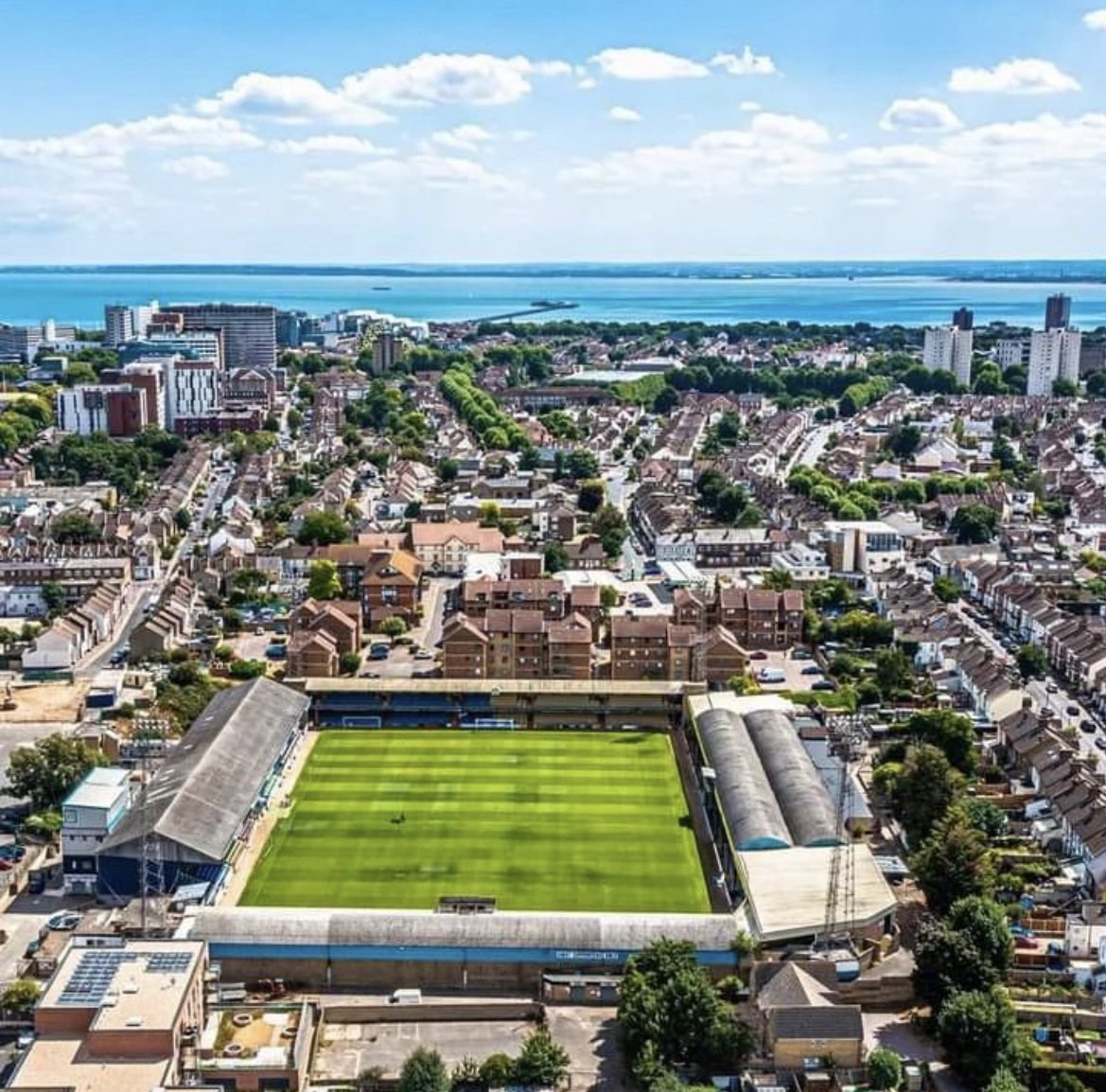 Stadium_Dreams's tweet image. 🏟 Roots Hall

📍 Southend, England
📶 Capacity 12,400
👕 Southend United