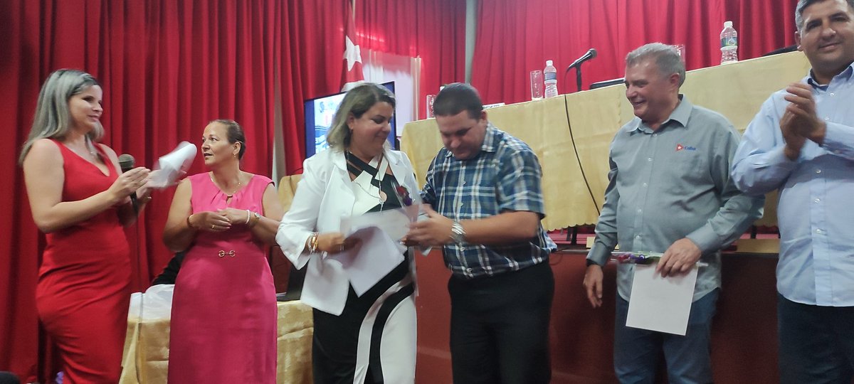 dama_gallardo's tweet photo. @MinturCuba Felicidades por la labor que realizan en especial a los trabajadores de #PinardelRío Enfrascados en el desarrollo turismo bajo los principios de la sostenibilidad. En el año cinco de sus instalaciones con algún reconocimiento ambiental. https://t.co/44fhDIyPBP