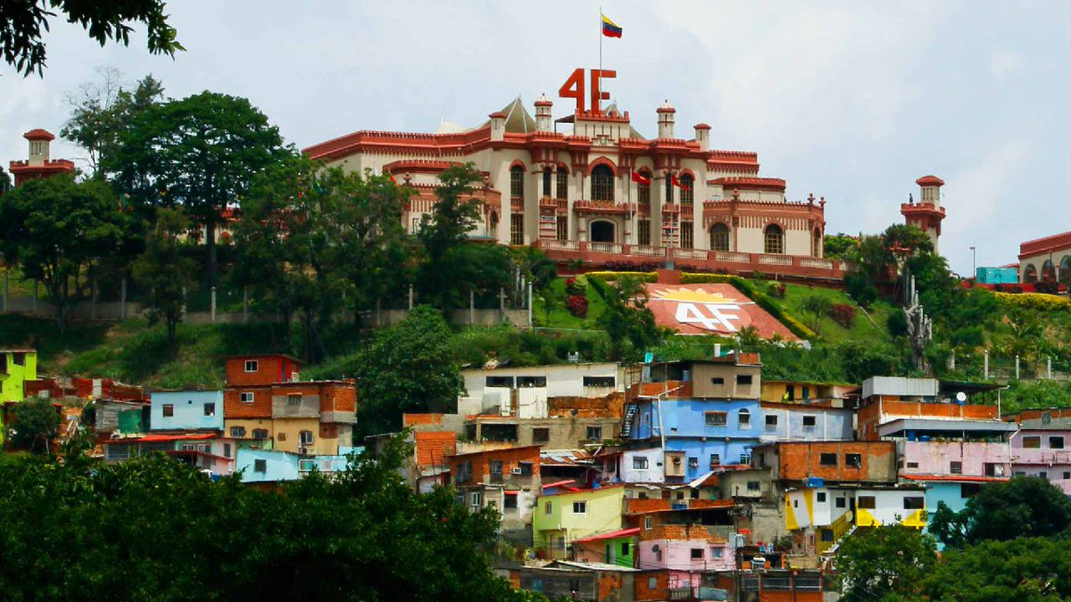 💟 Al DÍA con la ET ⬇️ 
#YoSoyChávez ❤️

🫱 Hugo Chávez vive en el corazón del 23, los vecinos del Cuartel de la Montaña 4F demuestran lealtad y admiración por estar cerca de los restos del Comandante

❤️ <a href="/AndreaM151095/">Andrea😻</a> <a href="/Anth0o15/">Anthony</a> <a href="/pirela002/">pirela02 ☀️</a>