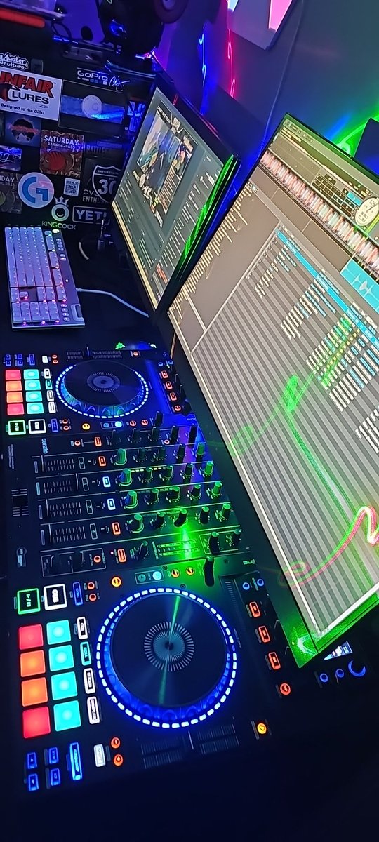 Live and dropping that house music goodness. Tune into #ElectricChurch
twitch.tv/djsicric