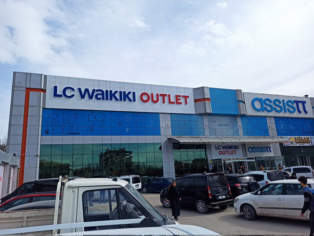 Aylar önce Sayın Başkan <a href="/zahirkandas/">Zahir Kandaşoğlu</a>'ın girişimiyle AVM denince akla gelen duayen isim Avi Alkaş Van'a davet edilmişti. Avi Bey o zaman outlet mağazalarının Van için çok önemli olduğunu söylemişti. Zahir başkanın çabasıyla LCW, Van'da outlet açtı. İlgi çok yüksek. Tebrikler...