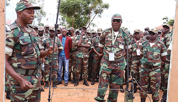 Região Militar Centro forma condutores-auto e tanquistas

O comandante da Região Militar Centro procedeu, recentemente, à abertura do 20º curso formativo 2023/2024 de especialização de condutores de blindados e condutores-auto, na comuna da Chipipa, município do Huambo