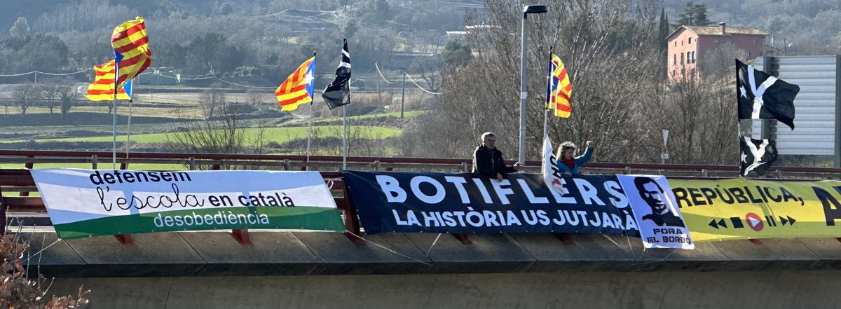 A Gurb, un diumenge més, continuem amb l’acció
#PontsPerIndependència PERSISTIM i PERSEVEREM en la lluita per la LLIBERTAT i la INDEPENDÈNCIA de CATALUNYA
INDEPENDÈNCIA, ARA.
#DefensemElCatalà 
#1OctubreNiOblitNiPerdó 
#Independència
#BotiflersLaHistòriaUsJutjarà