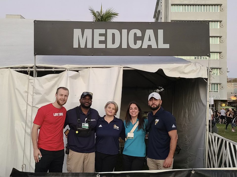 BaptistHealthSF's tweet photo. Celebrated #305Day like a local - bright and early, pounding the pavement (and the sand), and under the Miami sun at the 305 Half Marathon &amp; 5K! Proud to be the official medical provider for the race #305HalfMarathon. #RunMIA #orthowheretheprosgo https://t.co/yGuF9mHjea