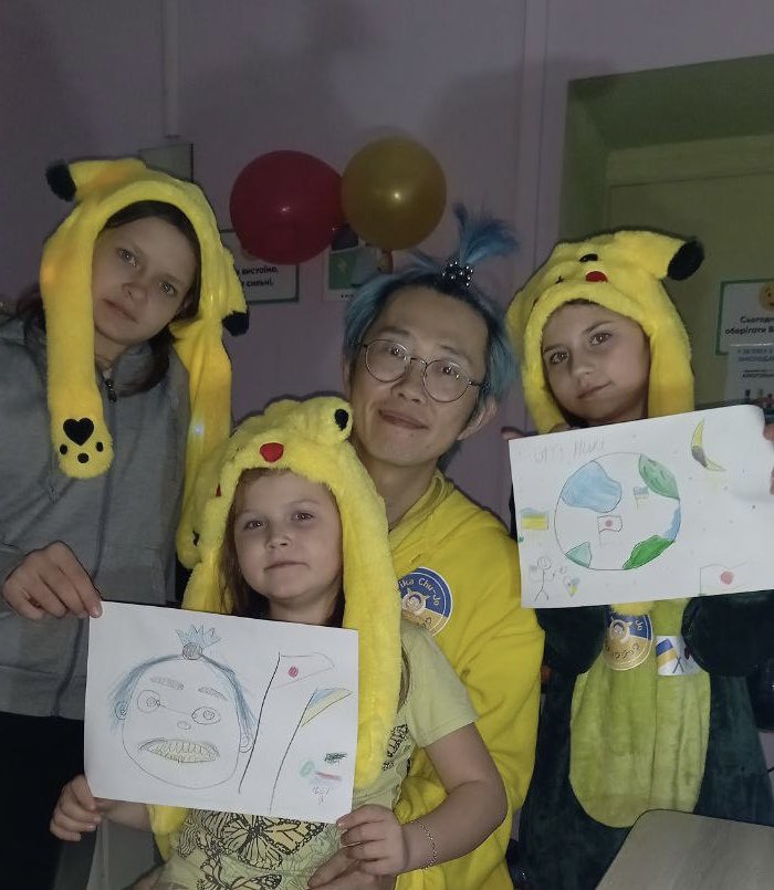 ChujoPika's tweet image. 🇺🇦Dnipro避難施設
Electricity stops.Missiles fly.
Children live with hope without complaining.
子供達は停電でも
ミサイルが飛んできても
日々　
希望を持ち　弱音を吐かず
力強く生きています🐹⚡️
#ウクライナの子供達の今　
#Ukrainesupport
#ДопомогаУкраїні