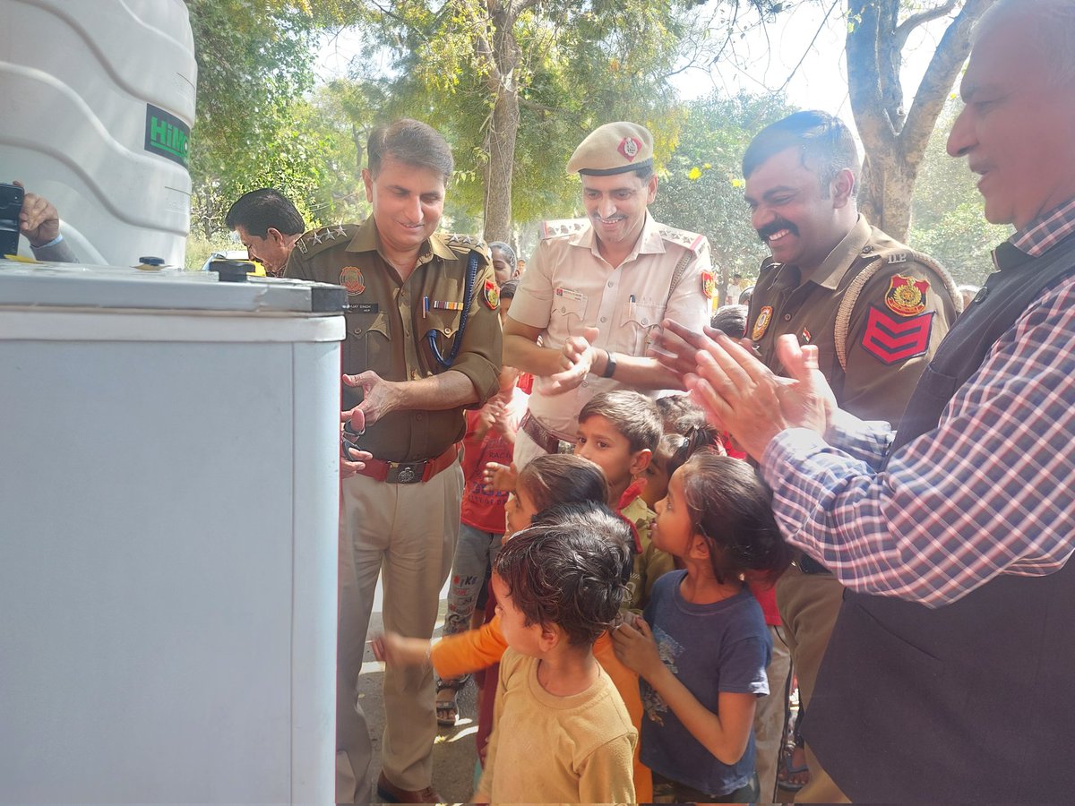 आज पाठशाला बच्चों के पीने के लिए वाटर कूलर लगवाया गया हमारे दिल्ली पुलिस परिवार और सामाजिक लोगों द्वारा
       दिल्ली पुलिस दिल की पुलिस
#delhipolice #dcpnorth #ipssagersinghkalsi