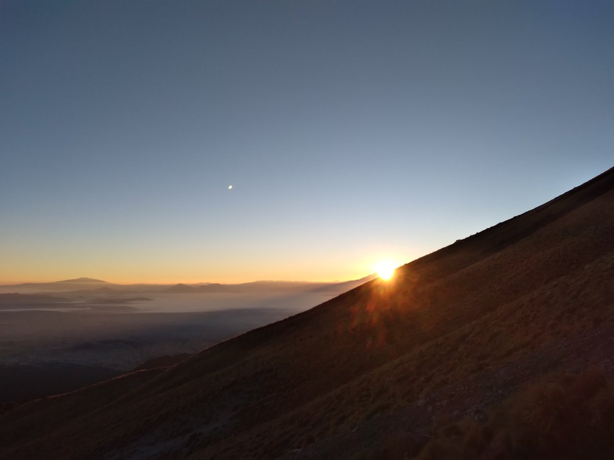 obardomiano's tweet photo. No se dejen engañar, para conseguir fotos en los cerros, también hay que sufrirle. Pero para quien ve como una actividad deportiva el escalar montañas, dicha dificultad asociada es parte del atractivo. https://t.co/FfdLPWQ28N