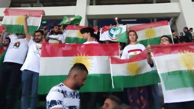 Bugün yapılan Amedspor-Bursaspor maçında Mahmut Yıldırım-Yeşil'in posterleri açıldığı için görevdeki polislere soruşturma açıldı.25 Eylül 2022'deki Bursaspor-Amedspor maçında Kürdistan paçavraları açılmıştı.Peki bu maçta görev yapan kamu görevlilerine de soruşturma açıldı mı?