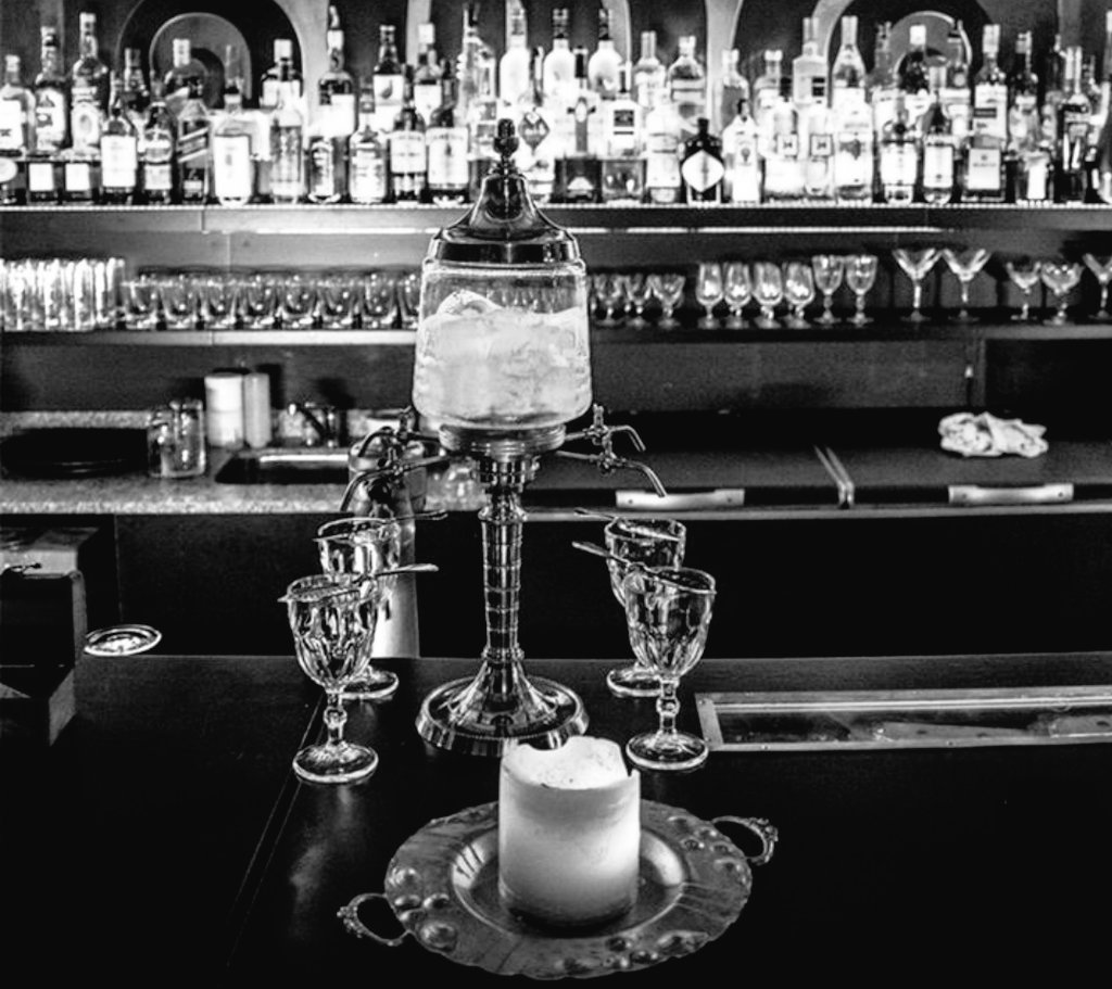 5 de Marzo se celebra el día del Absenta.
Botella que jamás falta en <a href="/Verneclub/">Verne Cocktail Club</a>

 abro hilo.
#AbsintheDay