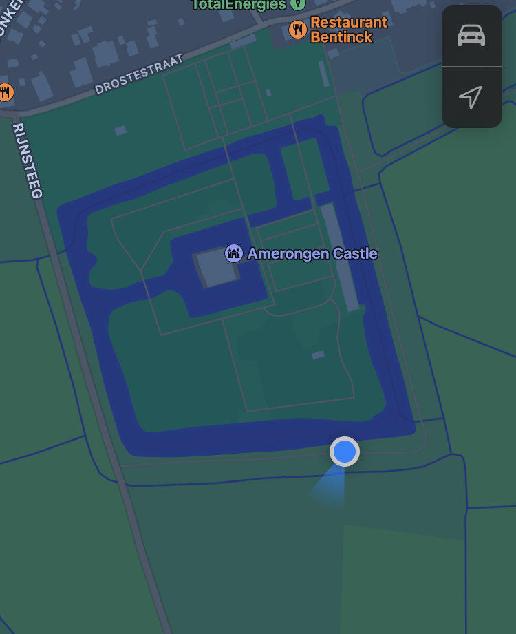 judevanroy's tweet photo. Iemand zijn matras kwijt?                       Het ligt aan rand van de sloot bij het laantje aan achterkant van ⁦@AmerongenCastle⁩                               ⁦@gem_heuvelrug⁩ misschien kan het opgehaald worden? https://t.co/jqsy8DAmnW