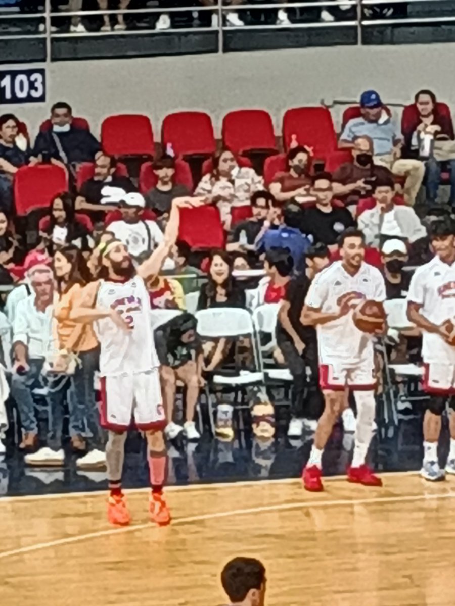 buzzinga0011's tweet photo. Congrats on the win, idol @JDaredevil2 💪,
Btw I like your shoes.😎.
#daredevil2
#NSD🏀🏀 https://t.co/w3yb3i5xdn