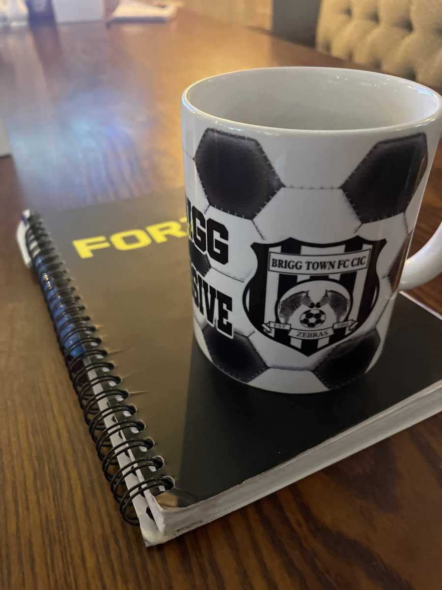 jonnydavy78's tweet photo. Love it 😍⚽️ Every Saturday morning we have our @officialbrigg management meeting at the Grosvenor Pub before hitting the road. Lovely little surprise this Saturday from the Landlady @Kelsgtfc 🙌🏻 Big thank you 👍🏻 @davesmith03 @maffdp @MarioAugusta3 @AndyMundell2 https://t.co/W49obI40Qu