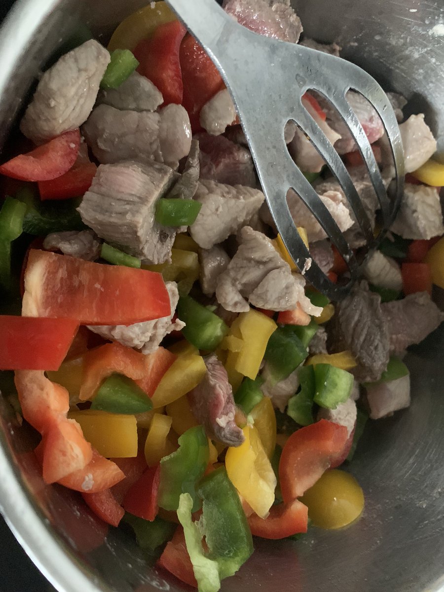 hex_e's tweet photo. Und während Mini sein erstes Bad in der nigelnagelneuen Badewanne genießt, Koche ich das erste Gericht in der neuen Wohnung. Und was kann es anderes sein als Minis Leibgericht - Gulasch https://t.co/1KrqOT68f1