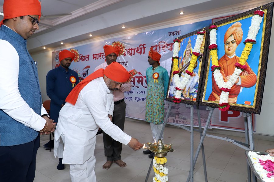 NagpurAbvp's tweet photo. अभाविप पूर्व नागपुर जिल्हा द्वारा 'आरंभ छात्र शक्तीचा' जिल्हा सम्मेलन का आयोजन किया गया जिसमें प्रा.डॉ.आशिष बडीये सर एवं अभाविप के पश्चिम क्षेत्रीय संघटन मंत्री श्री देवदत्त जोशी विशेष रूप से उपस्थित रहे और छात्र शक्ति को संबोधित किया। https://t.co/vPfvbBaV41