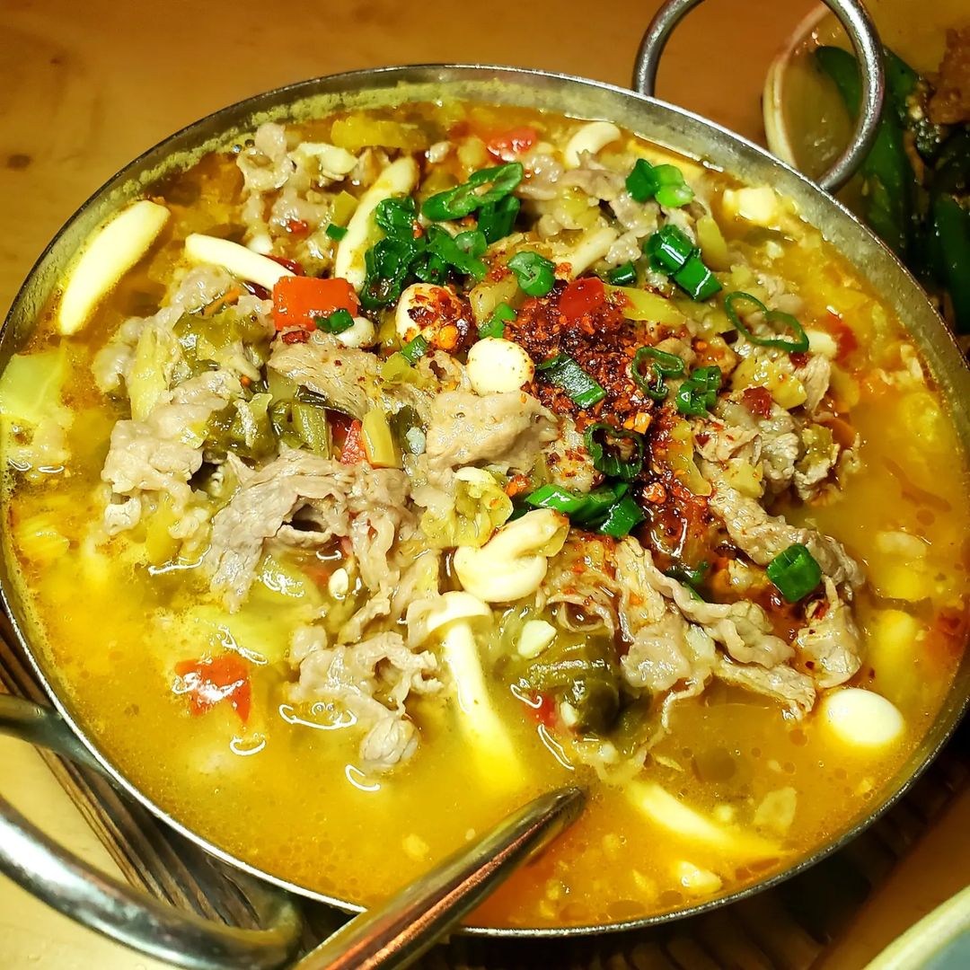 sumiaohunan's tweet photo. Sundays are for comforting meals like our Yellow River Beef. This warm dish is made with thinly-sliced marbled beef, white beech mushroom, pickled cabbage, duo jiao, and banana pepper. Yes, it's spicy! 😉

📷: @lettucebethejudge https://t.co/TSiaYCifDh
