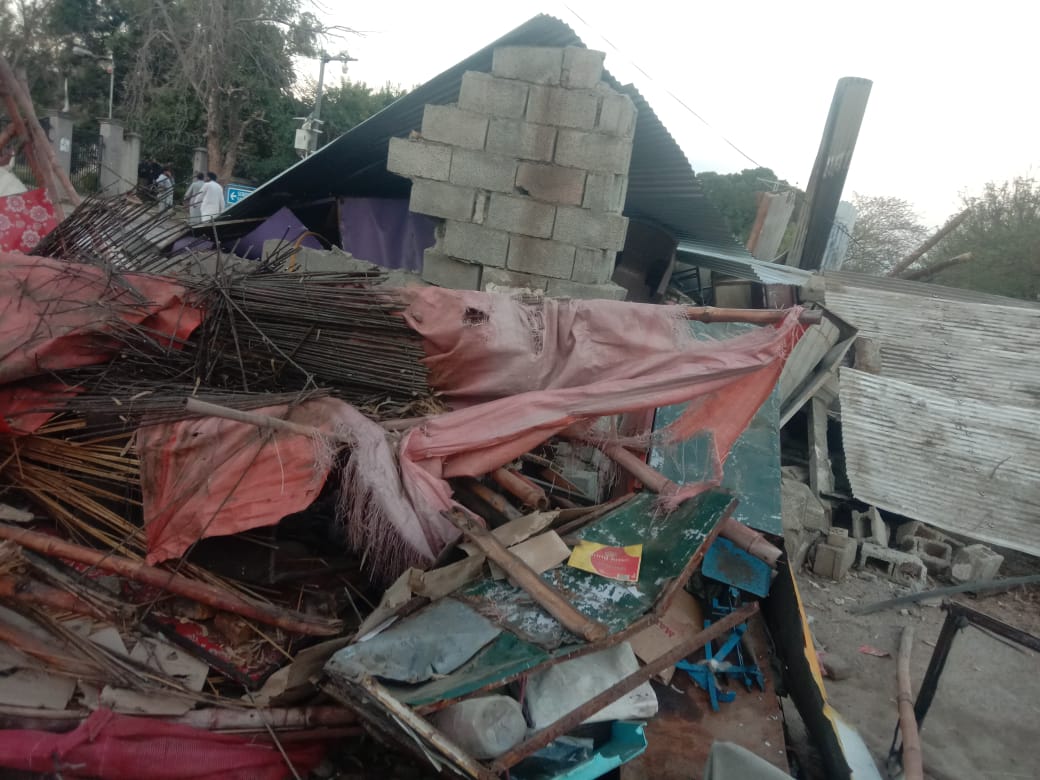 AbuBakrAwan890's tweet photo. CDA ruined hut's culture at #QAU by  bulldozing our #mainhuts .They deprived students from sitting there and eating reasonable food. It hurted💔every Quaidian to see their memories bulldozed along with huts . no doubt #CDA=Capital destruction authority
#SaveQau
#Shame https://t.co/u2eT7T3nuU