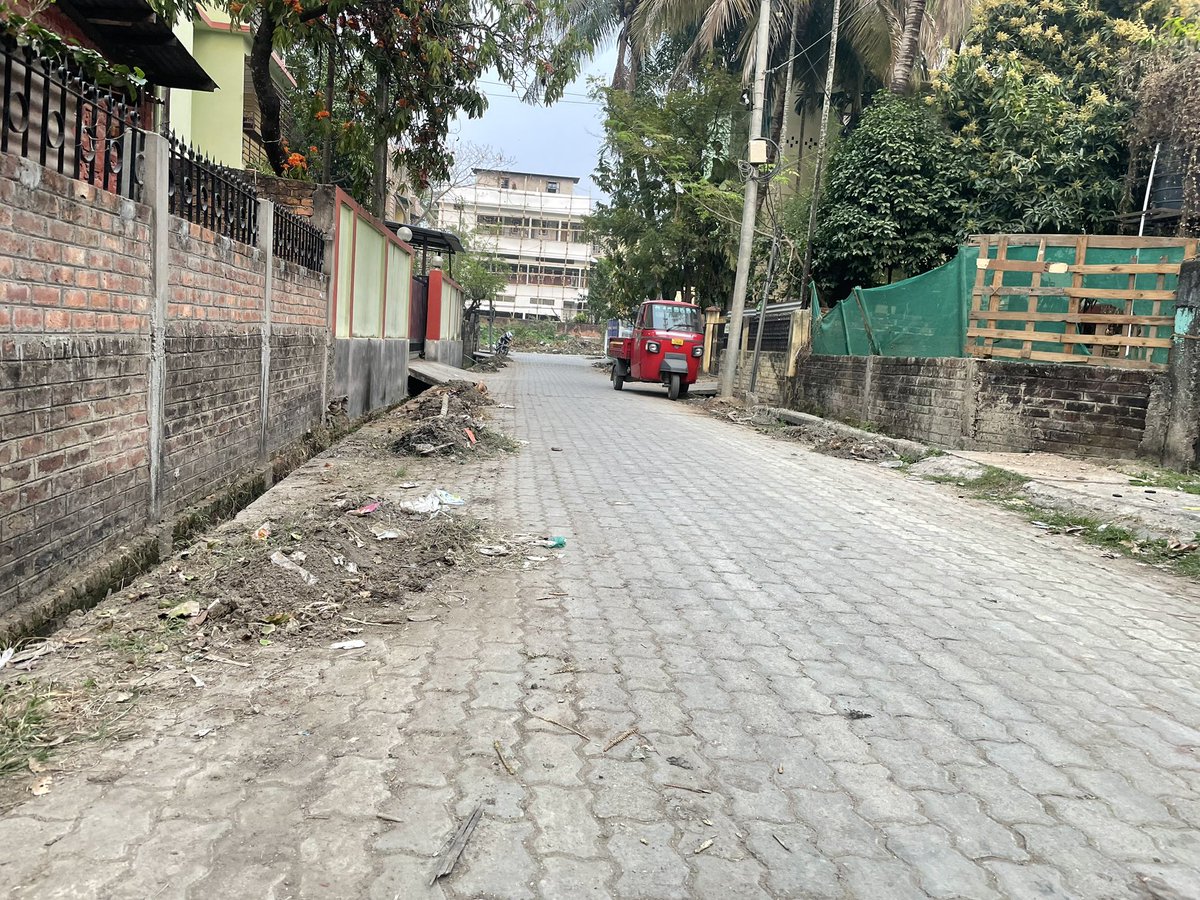 arsalanaarib's tweet photo. Pathetic situation of drain cleaning in entire guwahati. This sludge when dries and turns into dust, causes serious respiratory illness. Needs to taken care on urgent basis @himantabiswa @CMOfficeAssam https://t.co/99V7LE9dvP