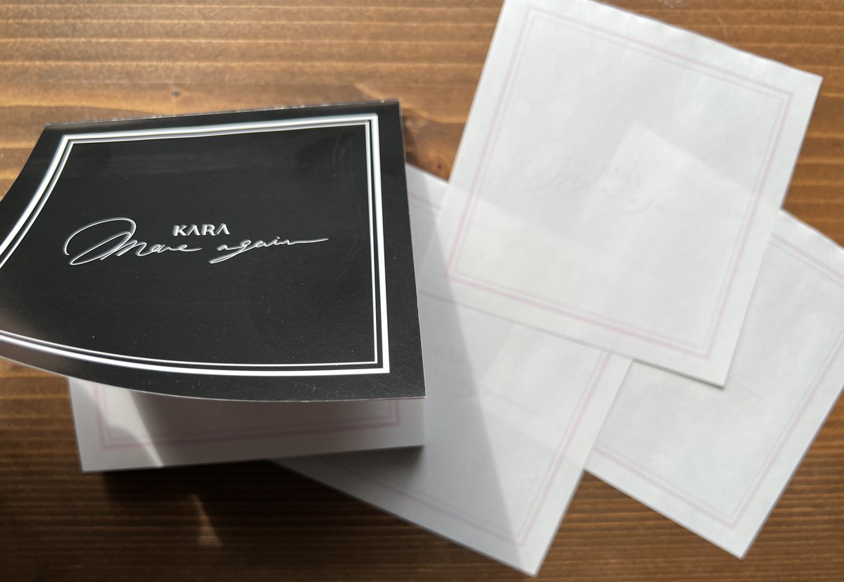 KARAPOPUPSTORE's tweet photo. 🌟GOODSご紹介🌟
#KARA_POPUPSTORE GOODS！
デジタルの時代になってもメモは使うもの✏️オフィスやご自宅に #KARA のメモパッドでいつも一緒✨
ペンがよく滑り、使いやすいメモパッド専用用紙で容量多めの150枚綴りです!
💖[UMストア]でもお求め頂けます👕
https://t.co/KzVWwjozzc https://t.co/7NhmkniR22