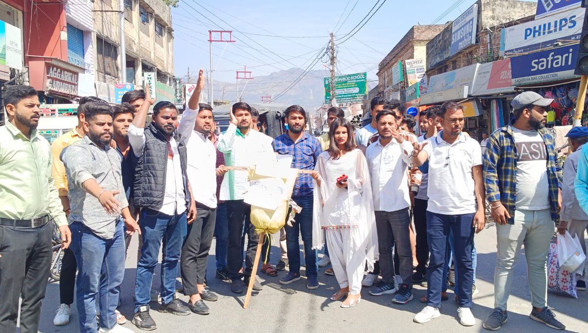 Vikasneginsui's tweet photo. उत्तराखंड में हो रहे लगातार पेपर लीक मामलों में सीबीआई जांच की मांग आज ऋषिकेश में एनएसयूआई कार्यकर्ताओं के साथ राज्य सरकार का पुतला दहन किया गया है।
#पुष्कर_धामी_वीक_है_तभी_तो_पेपर_लीक_है #paperleak #UKSSC #upsc #dhamisarkar @nsui
@NSUIUttarakhand https://t.co/ma8Z55mfeT