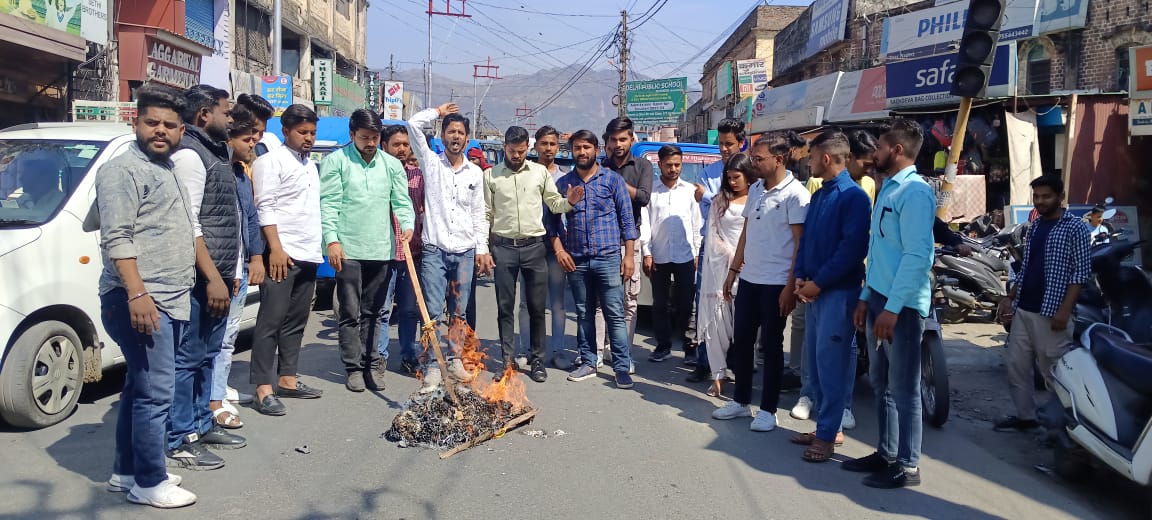 Vikasneginsui's tweet photo. उत्तराखंड में हो रहे लगातार पेपर लीक मामलों में सीबीआई जांच की मांग आज ऋषिकेश में एनएसयूआई कार्यकर्ताओं के साथ राज्य सरकार का पुतला दहन किया गया है।
#पुष्कर_धामी_वीक_है_तभी_तो_पेपर_लीक_है #paperleak #UKSSC #upsc #dhamisarkar @nsui
@NSUIUttarakhand https://t.co/ma8Z55mfeT