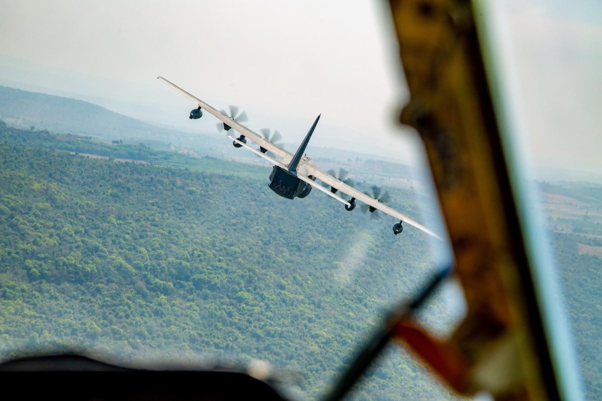 RonallChersan's tweet photo. 🤩 ภาพบรรยากาศบางส่วนจากบนเครื่องบิน C-130 ของกองทัพอากาศ ที่กำลังฝึกร่วมกับกองทัพอากาศสหรัฐฯ ในภารกิจคอบร้า โกลด์ ที่ จ.นครราชสีมา

📸: Conra Gold Thailand https://t.co/KwL7aSGJ0q