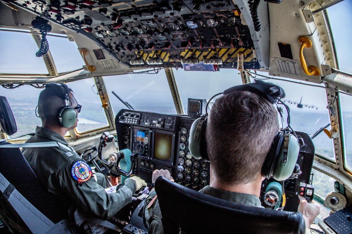 RonallChersan's tweet photo. 🤩 ภาพบรรยากาศบางส่วนจากบนเครื่องบิน C-130 ของกองทัพอากาศ ที่กำลังฝึกร่วมกับกองทัพอากาศสหรัฐฯ ในภารกิจคอบร้า โกลด์ ที่ จ.นครราชสีมา

📸: Conra Gold Thailand https://t.co/KwL7aSGJ0q