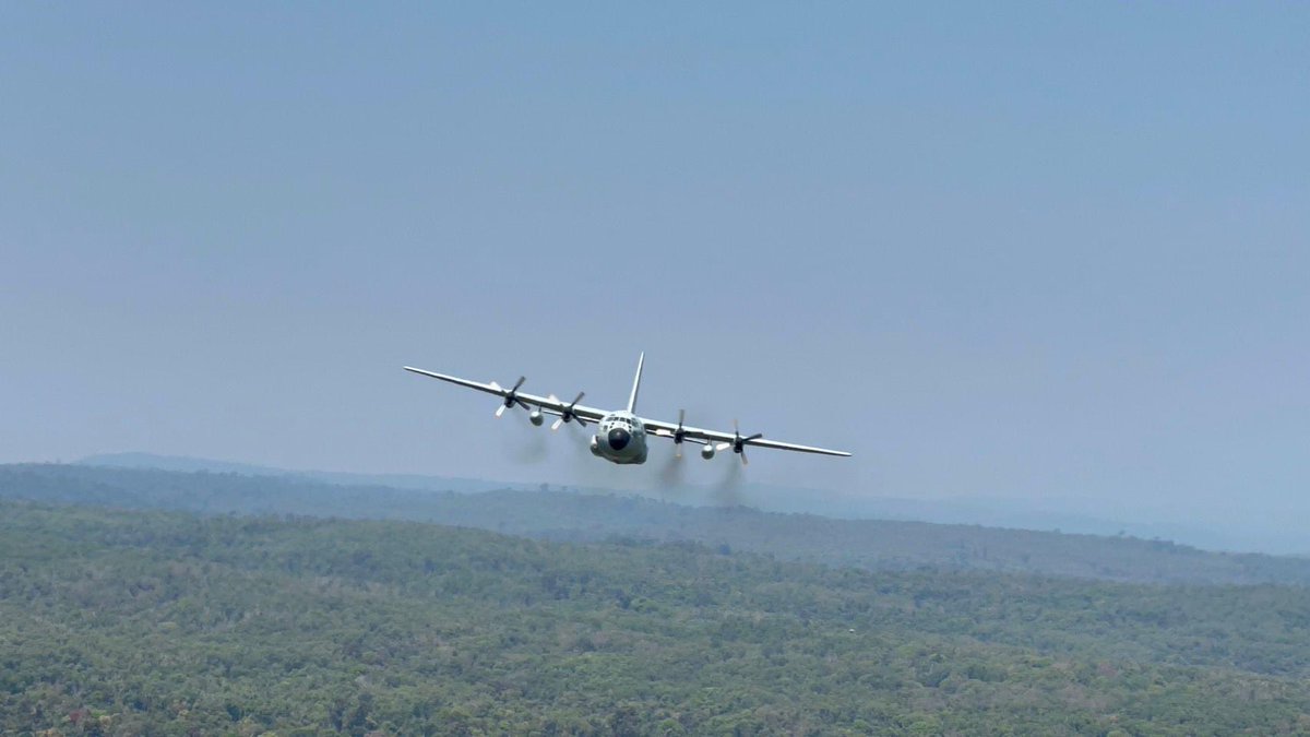 RonallChersan's tweet photo. 🤩 ภาพบรรยากาศบางส่วนจากบนเครื่องบิน C-130 ของกองทัพอากาศ ที่กำลังฝึกร่วมกับกองทัพอากาศสหรัฐฯ ในภารกิจคอบร้า โกลด์ ที่ จ.นครราชสีมา

📸: Conra Gold Thailand https://t.co/KwL7aSGJ0q