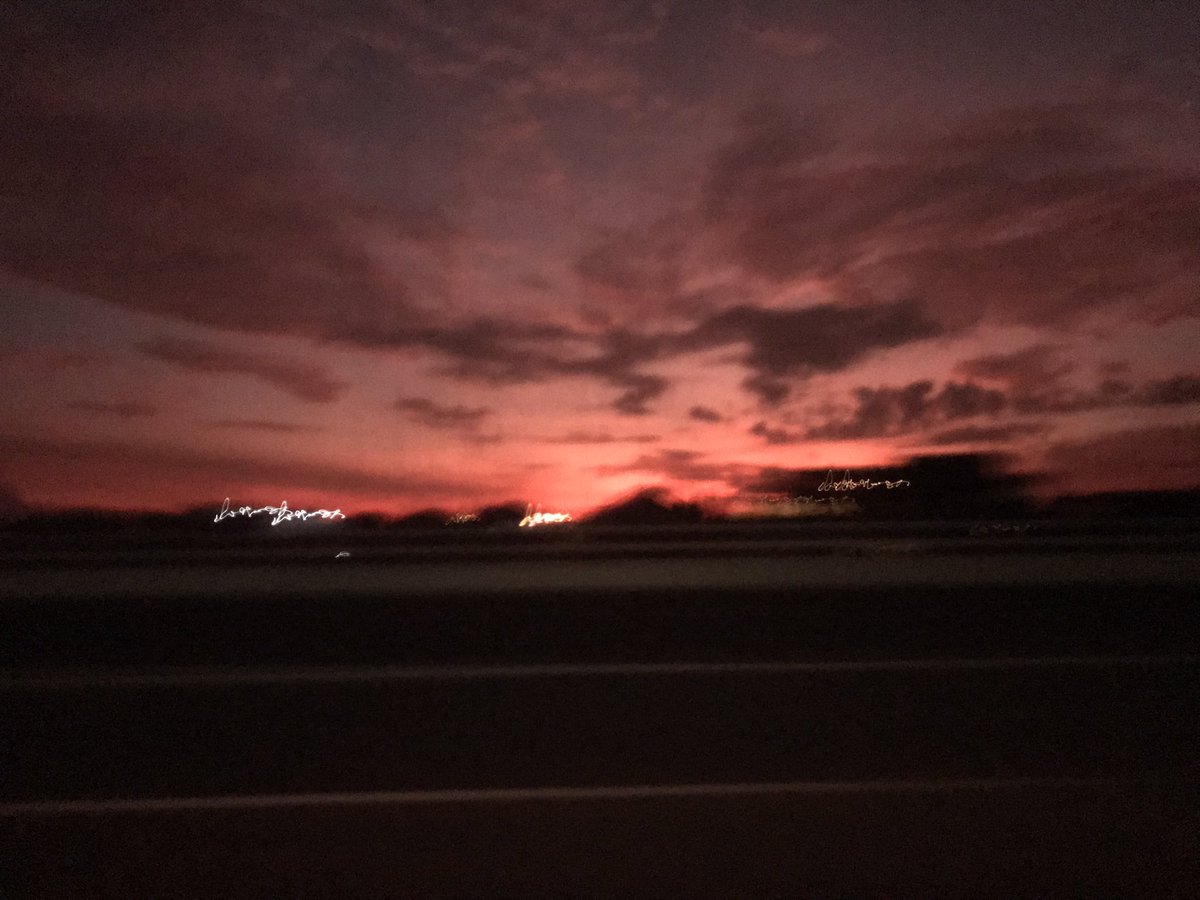 orangutan87's tweet photo. 今日の夕焼けめっちゃ赤い https://t.co/8oFhfvVs3Q