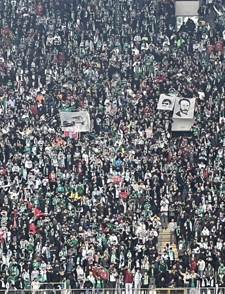 msafaksari's tweet photo. Bursaspor'un ömür boyu futboldan men edilmesi gerekir. Amedsporluların kaldıkları otel önünde taşkınlıklar, hakaretler; maç sırasında Beyaz toros ve halka terör uygulamış tetikçilerin posterleri, sahaya inip kafileye saldırılar, sahaya bıçak ve mermi atmalar vs... 

Ayrımcılığı geçtim, kasten ve organize bir şekilde sporcuları yaralayacak saldırılar ve cana kastetecek kadar insanlıktan çıkma hali, bir grup provokatöre nasıl yol verildiğinin de göstergesi. 

Deprem bölgesinden gelen yurttaşlarımıza 2 gündür saldırılıyor ırkçı, ayrımcı söylemlerle linçleniyor, ana-avrat sövülüyor. Reziller. Tüm Bursa utanmalı, içinde böylesine gözü dönmüş barbarları barındırmamalı.

Sporun ruhuna aykırılığı bile konuşamıyoruz, insanlık suçu bu görüntüler.

#AmedsporYalnızDeğildir