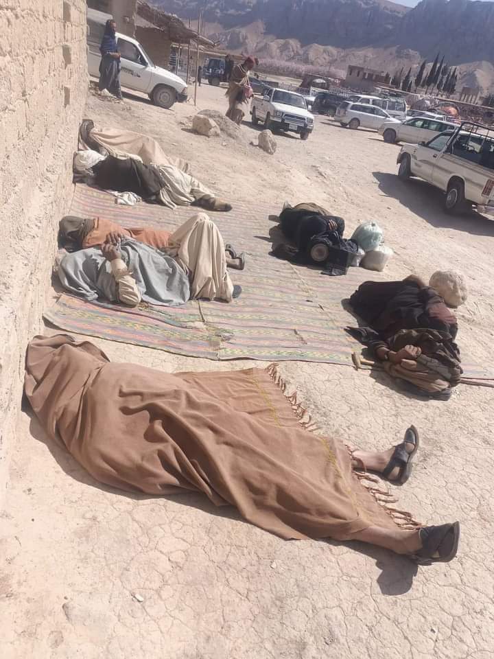 asmat710125's tweet photo. نیم  ړانده  دي نیم  کاڼه دي  پښتانه دي،
ژوند لري  خو لکه  مړه  دي  پښتانه  دي

سیال قومونه یې پر مخ باندي روان دي
دوی  پیتاوي  ته  ویده  دي  پښتانه  دي

د بیلتون  کرښه یې  مینځ کي  غځیدلي 
لر او بر   ورته   پراته   دي   پښتانه  دي https://t.co/FXkpZrR9mO