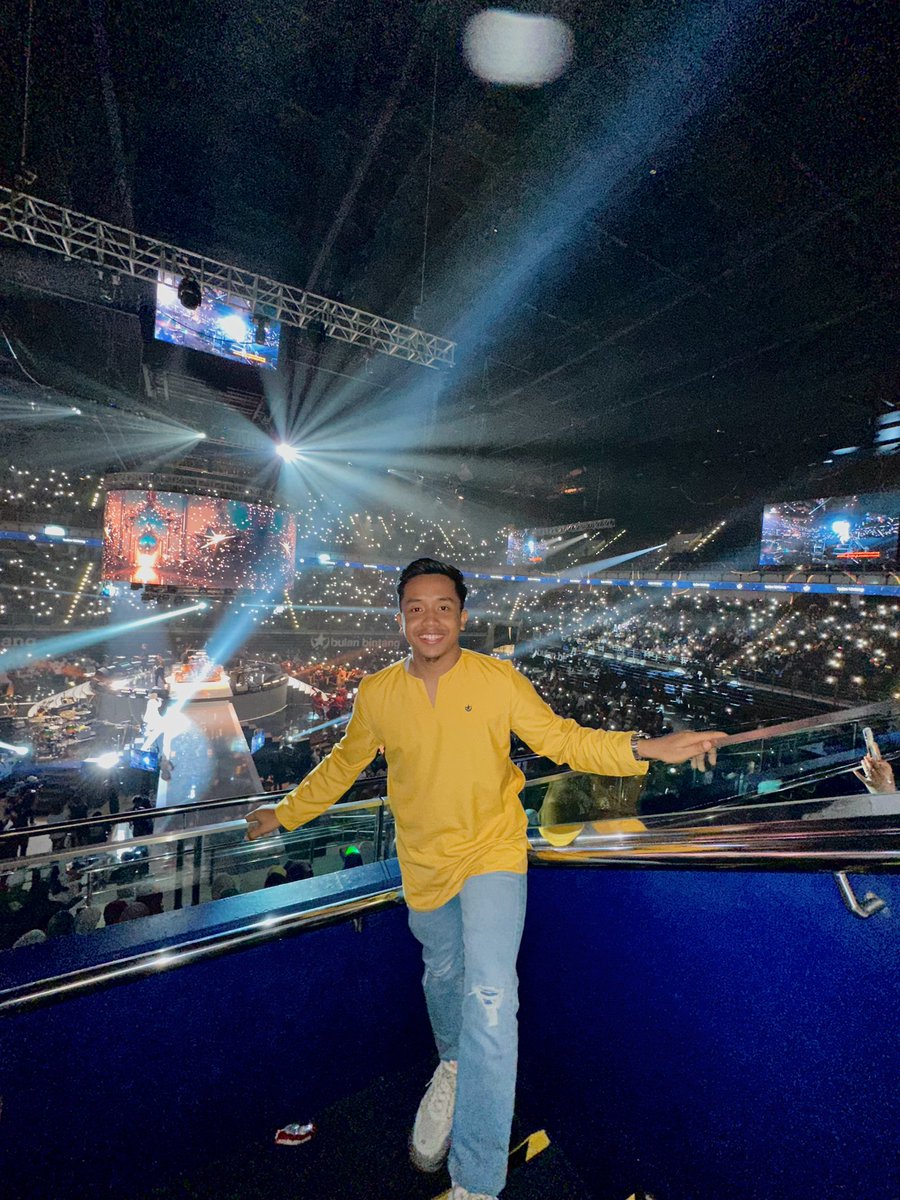 meripergibulat's tweet photo. Ada org kata Konsert Malam Bulan Bintang semalam “harga rahmah, experience mewah” 🤣

Betul kot. Ni mmg cite buat konsert utk kepuasan sendiri, bukan buat duit punya event. Harap semua yg dtg happy!

Puas hati dapat buat stage and sound ikut spec sendiri!! 360 degrees stage ✅ https://t.co/xJ7eB3yIu7