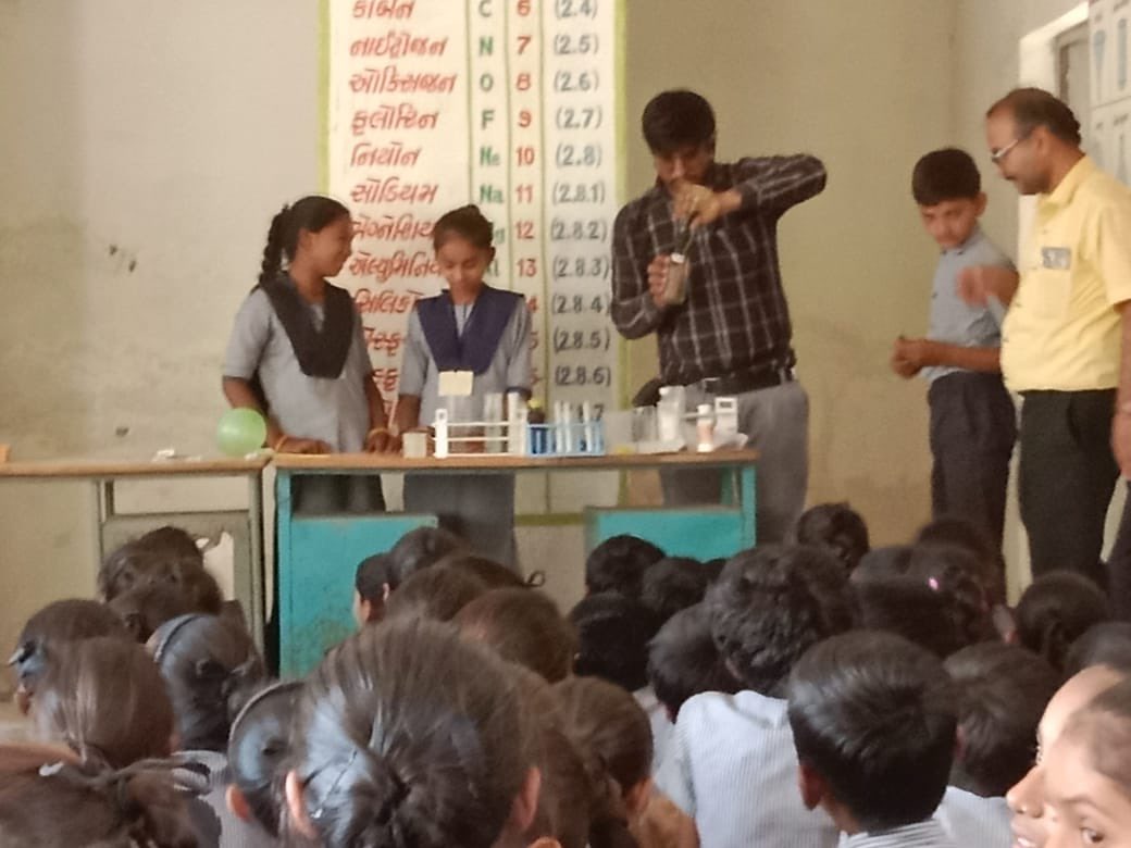 DirectorNilesh's tweet photo. Students of @InfoGujcost -#ScienceClub,#Bhammar #PrimarySchool celebrating #NationalScienceDay in an unique way!

@narottamsahoo @dstGujarat @IndiaDST @vnehra @pkumarias @CollectorAmr @ddoamreli @prant_amreli @narendramodi @PMOIndia @CMOGuj https://t.co/Xpl7MRaJ1y