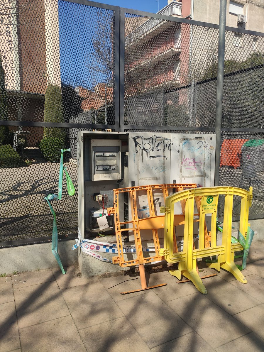 Parc de Fátima, al lado de la iglesia de Fátima. Ctra. de caldes, <a href="/granollers/">Granollers</a> os parece lógico tener un cuadro eléctrico abierto en un parque infantil? Durante 4 meses? No habido tiempo a repararlo?? A que esperamos? a que ocurra una desgracia, en la porxada estaría igual?