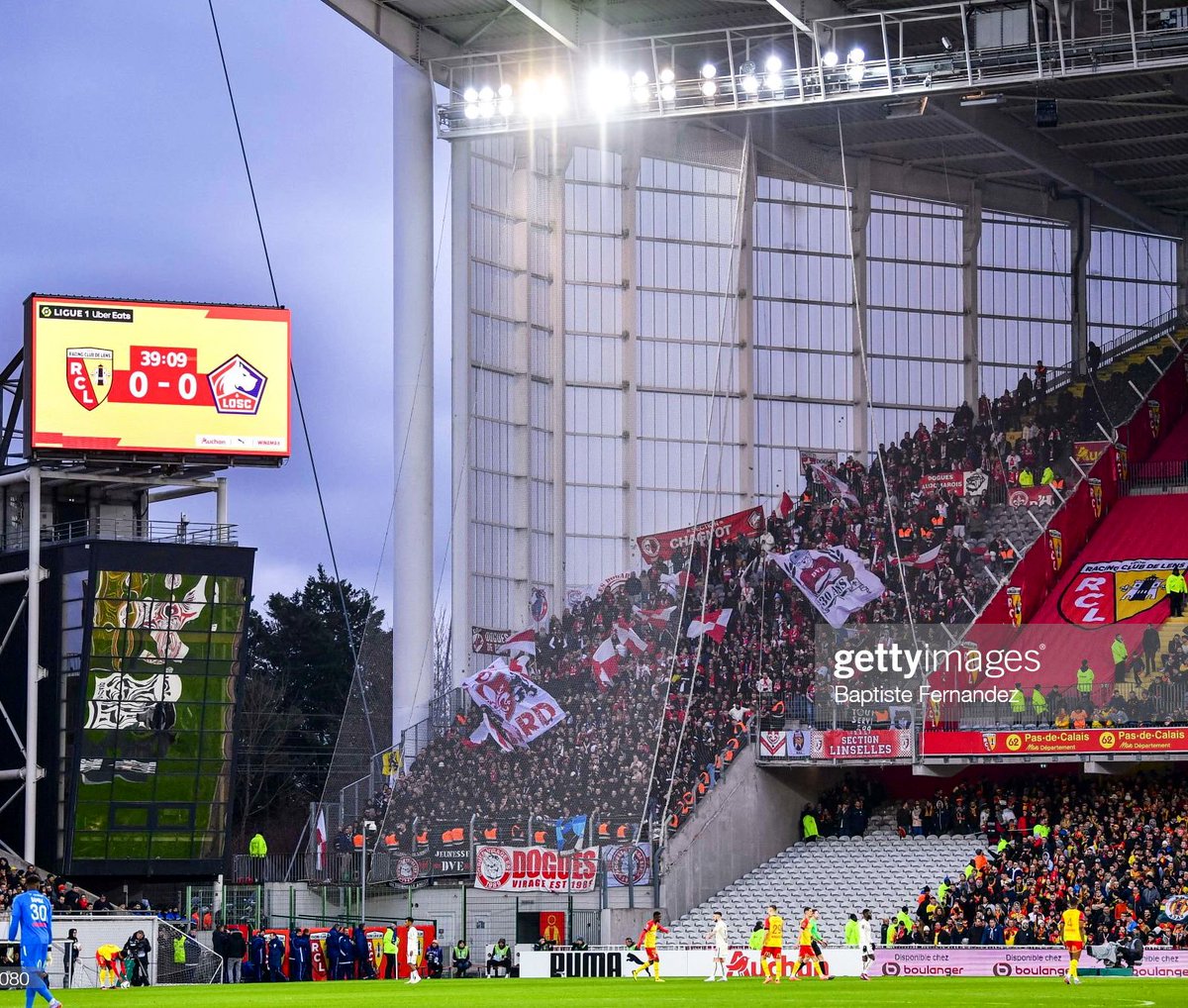 AuStadeLillois's tweet photo. Le parcage Lillois à Lens 🔥 

#LilleOnTour⚜️ https://t.co/4HcCbbFSVF